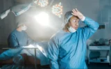 「週末に手術を受けると死亡リスクが高まる」は本当だった——最新研究が明らかに 🏥⚠️