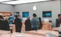 🇺🇸「トランプ関税」でiPhoneが値上げ？Apple Storeに駆け込むユーザーが続出中