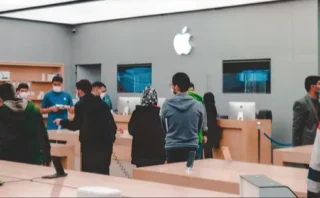 🇺🇸「トランプ関税」でiPhoneが値上げ？Apple Storeに駆け込むユーザーが続出中
