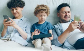 【最新研究】スマホは子どもにとって有益？気になるメリットと注意すべきポイントとは📱🧒