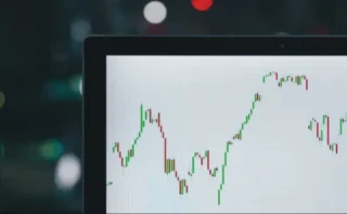 🤑 わずか1時間で100億円超を稼いだ謎の人物が話題に ─ トランプ政権の関税発表直前に何が？