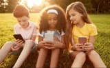 📚 フィンランド、小中学生のスマホ使用を制限する法律を承認！8月から施行へ