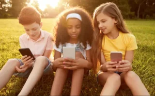 📚 フィンランド、小中学生のスマホ使用を制限する法律を承認！8月から施行へ