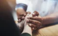 🧠 政治的立場が違うと共感できない？リベラル派と保守派の「共感の違い」が明らかに