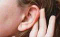 🎧 騒がしい場所でも会話が聞き取りやすくなる「簡単な方法」とは？科学が明かした驚きのコツ🧠