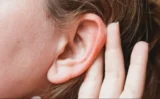🎧 騒がしい場所でも会話が聞き取りやすくなる「簡単な方法」とは？科学が明かした驚きのコツ🧠