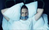 ❌寝るときに口をテープで塞ぐ「マウステーピング」が流行中、でも本当に安全なの？専門家が警鐘