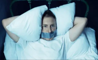 ❌寝るときに口をテープで塞ぐ「マウステーピング」が流行中、でも本当に安全なの？専門家が警鐘