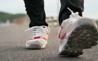 🚶‍♂️なぜ自閉症の子どもたちには独特な歩き方が見られるのか？脳との関係と有効な支援方法を解説