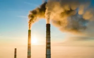 🌏 中国などの大気汚染改善が「地球温暖化を加速させている」──最新研究が示す意外な因果関係