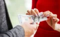 💰高収入の独身者は恋愛スタートが早い？収入と恋愛行動の意外な関係が判明