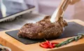 🥩ステーキはなぜ「休ませる」べき？科学的にわかった本当の理由と最新の議論