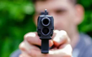 銃による暴力が身近にあると、うつ病や自殺リスクが上昇することが研究で判明 銃による暴力が身近にあると、うつ病や自殺リスクが上昇することが研究で判明