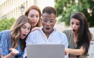 Google検索責任者「AI導入後もクリック数は安定」発言に疑問の声、データ非公開で説得力欠く Google検索責任者「AI導入後もクリック数は安定」発言に疑問の声、データ非公開で説得力欠く