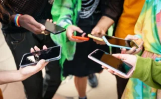 SNSのフィルターバブルとエコーチェンバーは「修正不可能」かもしれない──AIシミュレーションが示す衝撃的な可能性🧠🔥