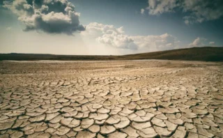 💧 イギリス政府「古いメールや写真の削除で節水を」──データセンター冷却と水不足の意外な関係 💧 イギリス政府「古いメールや写真の削除で節水を」──データセンター冷却と水不足の意外な関係