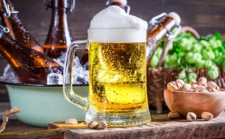 たとえ少量の飲酒でも認知症リスクを高める可能性があるとの研究結果 🍷🧠