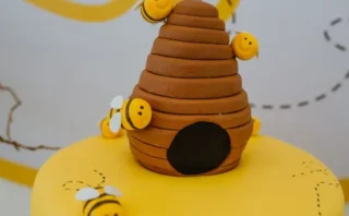 🐝 ミツバチのコロニーを15倍に拡大させる“秘密の栄養素”を発見！オックスフォード大研究が明かす驚きの成果