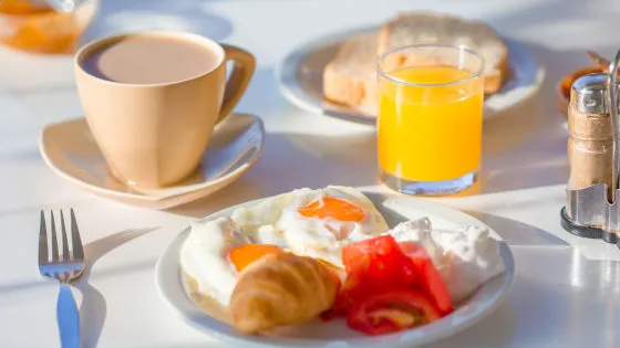 🍽️ 「高齢者が朝食をとる時間」が寿命に影響？朝食が遅い人は早死にリスクが上昇する可能性