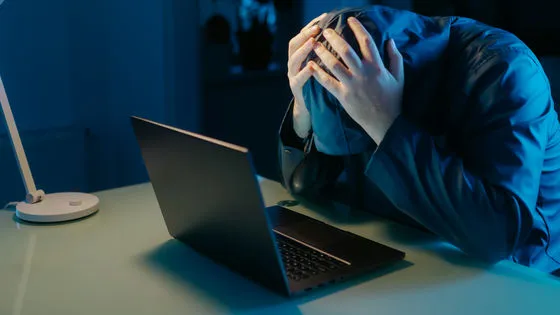 💥 競合企業の創業者がRedditモデレーターに就任し、ライバルのテックスクール「Codesmith」を崩壊させた事件の全貌を解説。 売上80％減・風評被害・AI学習への影響まで、SNS時代の“評判操作の危険性”を徹底分析。