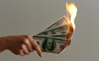 🚨 給与が盗まれる！Microsoftが警告する「給与海賊（ペイロールパイレーツ）」攻撃の巧妙な手口と対策