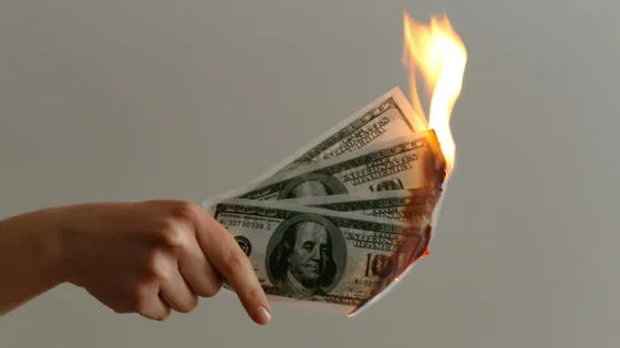 Microsoftが警告した「給与海賊（ペイロールパイレーツ）」攻撃の手口と対策を解説。フィッシングでMFAを突破し、WorkdayなどのHRサービスから給与振込口座を不正に変更する巧妙な手法と、FIDO準拠MFAの重要性について解説します。