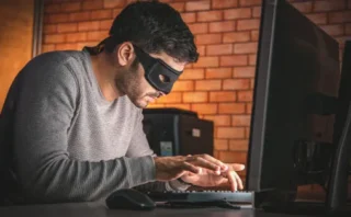 💥 たった1人のエンジニアがEUの「チャットコントロール法」を揺るがす！大量メール送信サイトが法案を阻止中