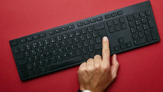 👮在宅勤務中の警察官が「勤務偽装」！キーボードを自動連打する“キージャミング”が発覚、Iキー1万6000回のケースも