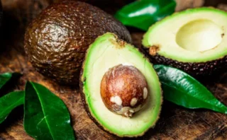 🥑アボカドがすぐ茶色くなる理由とは？変色しても食べて大丈夫？保存のコツを徹底解説