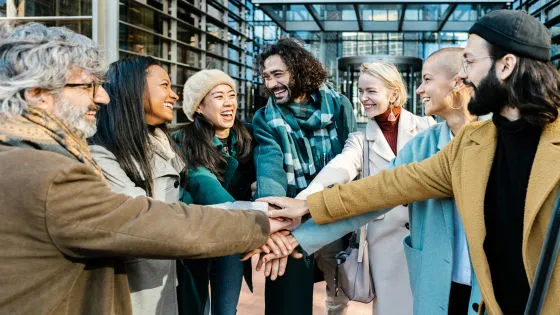 政治的二極化が急速に進んだ理由は「友人が増えすぎたから」かもしれない──最新研究が示す意外なメカニズム