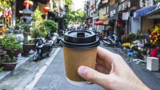 コーヒーを排水溝に流すとカフェインや化学物質が河川を汚染し生態系に悪影響を与える理由を専門家が解説。正しい処理方法や自治体の例も紹介。