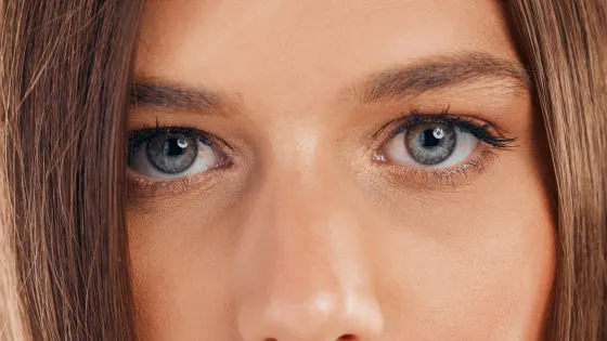 まばたきが減ると脳はより活発に働いている可能性がある。カナダ・コンコルディア大学の最新研究をもとに、雑音環境・認知負荷・集中力とまばたきの関係をわかりやすく解説。現代社会や加齢との関連も深掘りする。