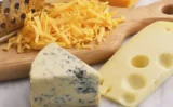 高脂肪チーズで認知症リスクが下がる？25年追跡研究が示した“意外な関連”