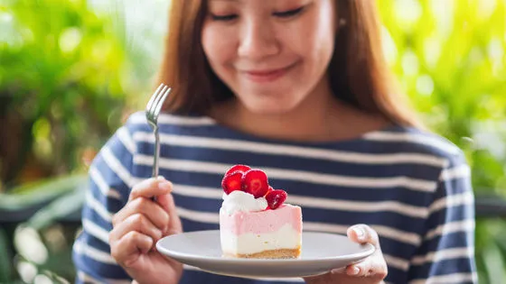 「デザートは別腹」は本当だった？ 胃の仕組み、脳の報酬系、感覚性満腹感、満腹ホルモンの遅れなどをもとに、解剖学者が“甘い物が入る理由”を科学的に解説します。