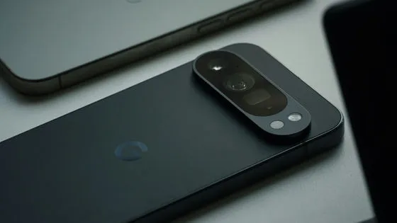 2025年、AndroidのQuick ShareがついにAirDropと直接連携。なぜ実現したのか？EUのDMA規制、Wi-Fi Aware採用、AWDLの問題点など背景を深掘りし、現状の制限や今後の展望までわかりやすく解説します。