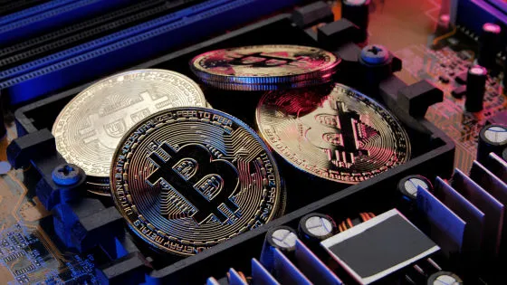 宇宙から撮影されたアメリカ最大級のビットコインマイニング工場の熱画像が公開。30万世帯分もの電力を消費する現場の実態を解説。AI時代に加速するデータセンターの電力不足問題や、中国・ロシアなど世界の規制最新動向まで深掘りします。