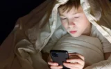 📱12歳までにスマホを持つとリスク増？肥満・うつ・睡眠不足との関連を示した最新研究をわかりやすく解説