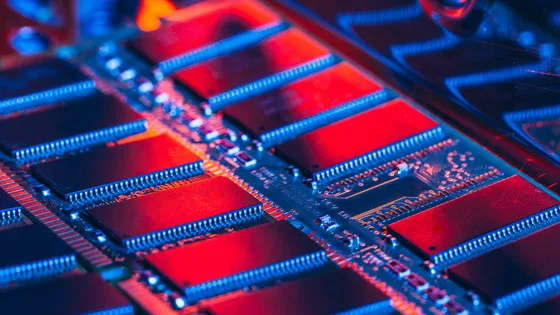 💡 光で動く“超高速メモリ”が現実味