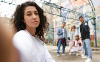 「16歳未満のSNS禁止法」は憲法違反？