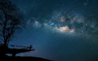 人工衛星が増えすぎて宇宙望遠鏡の画像が「ほぼ使えなくなる」？🛰️