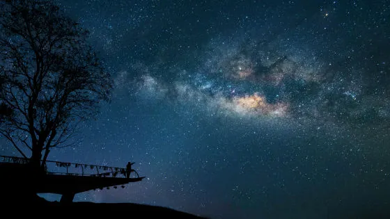 人工衛星の急増により、宇宙望遠鏡の画像の大半が汚染される可能性があるとNASAが警告。Starlinkなど衛星メガコンステレーションが天文学・小惑星防衛に与える深刻な影響と、解決策の難しさを詳しく解説。