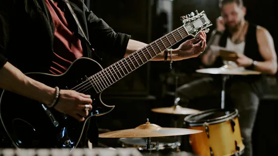 Bandcampが生成AIで作られた音楽・音声を禁止すると明確化。「Keeping Bandcamp Human」の内容、なりすまし・模倣対策、AI音楽急増の背景と業界への影響をわかりやすく解説します。