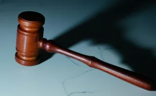 ⚖️ 性的ディープフェイク被害者が訴訟可能に｜米上院が「DEFIANCE Act」を全会一致で可決