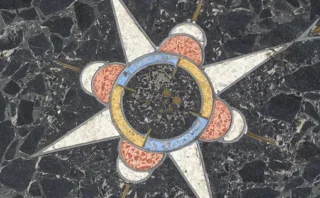 フーバーダムに隠された「2万6000年の星図」🌌 建設日を未来へ伝える壮大な芸術作品とは？