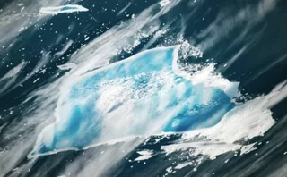 40年前に南極から分離した氷山「A-23A」が崩壊目前で青色に変色 🧊💧