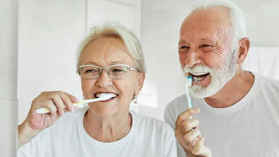 大阪大学の19万人解析で歯の健康状態が死亡リスクと関連する可能性が判明。歯周病・慢性炎症・栄養状態・認知症との関係や8020運動の科学的根拠を専門的に解説します。