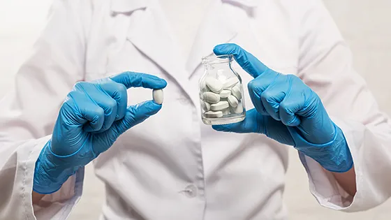 治験では高リスク患者が参加しにくく、重篤な副作用が過小評価される可能性がある。NBER研究をもとに、治験の代表性問題と市販後監視（FAERS、Sentinel、PASS、JADER）までわかりやすく解説。