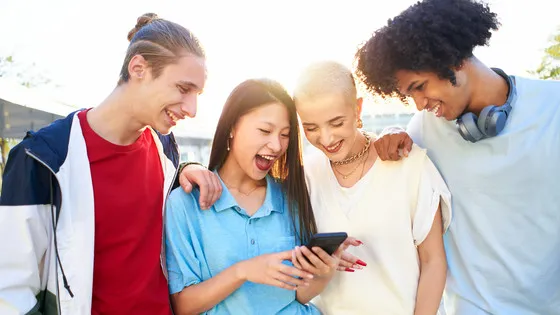 イギリスが16歳未満のSNS利用禁止と学校での携帯電話使用禁止を検討。オーストラリアやEUの動向、年齢確認、無限スクロール規制、オンライン安全法との関係をわかりやすく解説します。