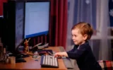 🧒 年齢確認を拒む「Ageless Linux」とは？