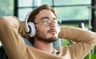 🎧 現代人はなぜ音楽を聴きすぎるのか？脳への影響と“正しい付き合い方”を科学的に解説
